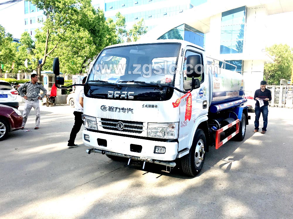 到湖北程力集團訂購灑水車，現(xiàn)貨供應隨時出發(fā)