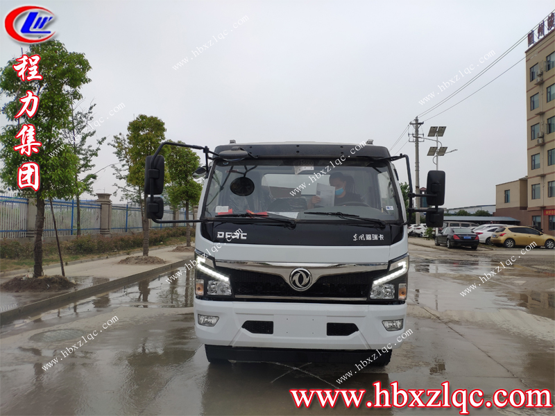 2020.05.07程力集團(tuán)送車司機(jī)安全地將福瑞卡灑水車送到重慶云陽縣