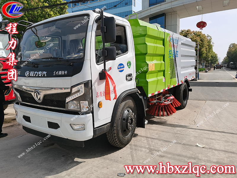 程力集團東風福瑞卡掃路車，北京客戶到廠自提車并學(xué)習(xí)操作方法